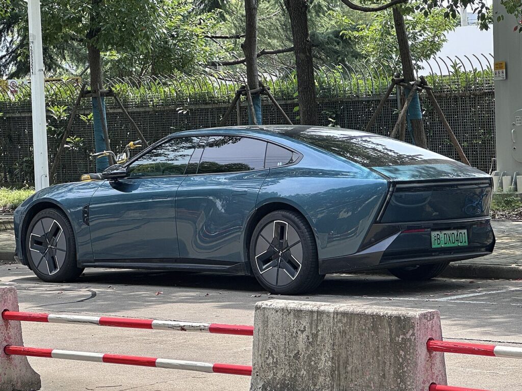Tesla Roadster jako sedan? Grafik pokazał wizję w stylu Lamborghini