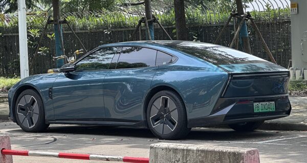 Tesla Roadster jako sedan? Grafik pokazał wizję w stylu Lamborghini
