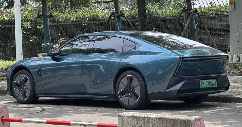 Tesla Roadster jako sedan? Grafik pokazał wizję w stylu Lamborghini